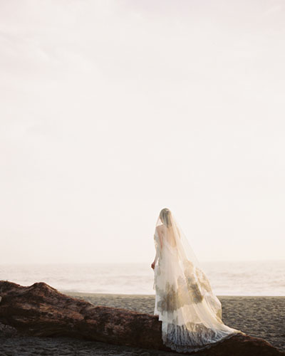 _0002_erich-mcvey-ginny-au-ethereal-wedding-ideas-ocean-driftwood-sea-full-length-veil